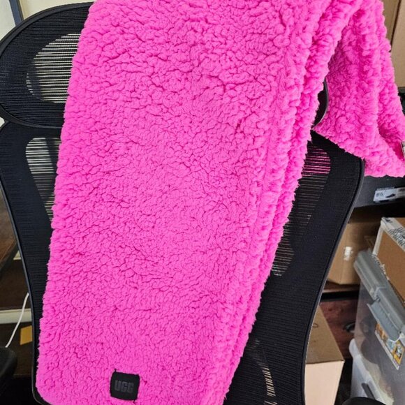 UGG Women’s Rock Rose Sherpa Oversized Scarf & Gloves PINK - Picture 7 of 7